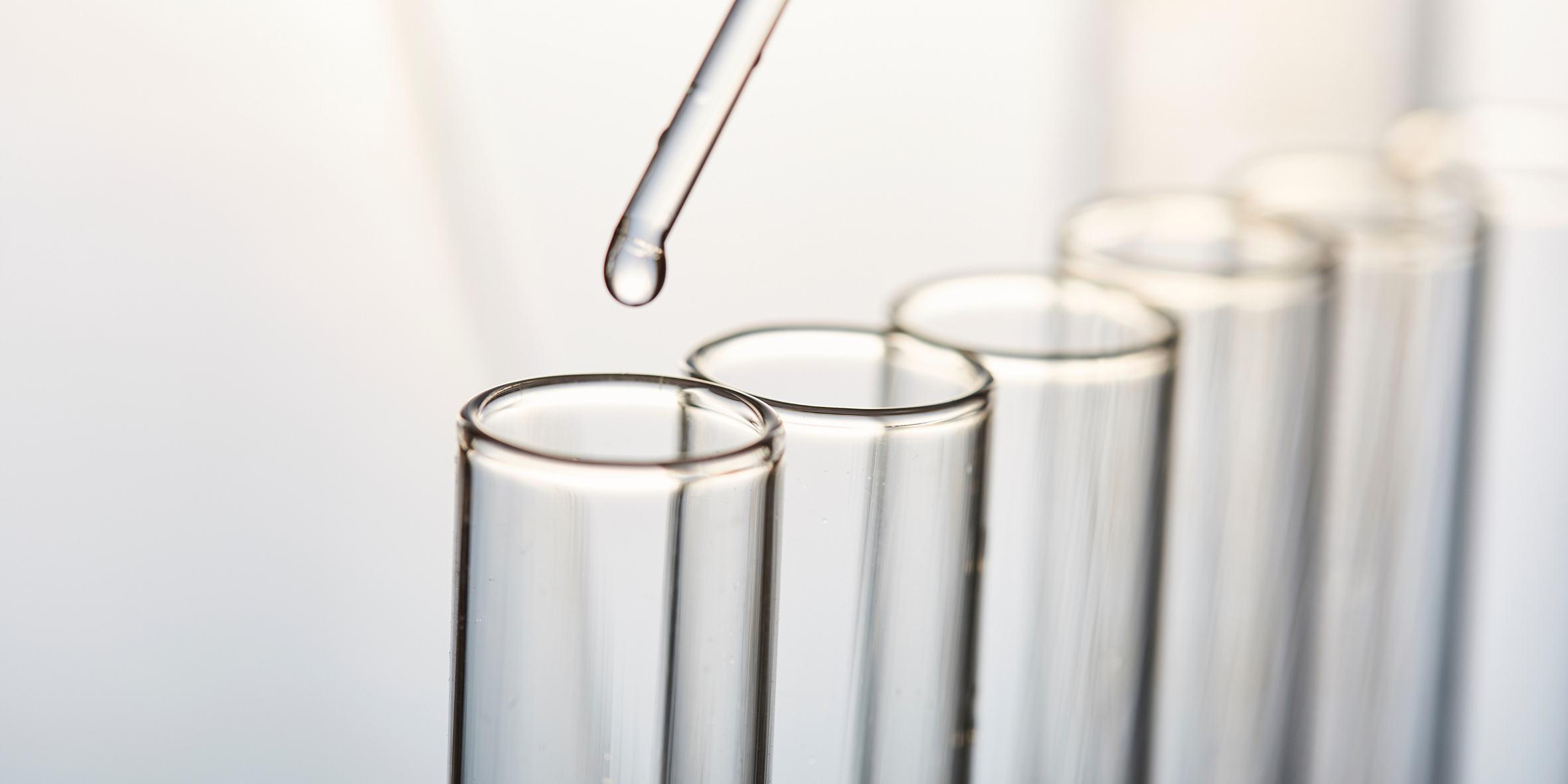 Kosmetik Akademie Engel - Fachkunde Chemie - Bild von Reagenzgläsern
